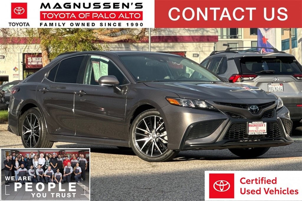 2024 Toyota Camry SE's photo