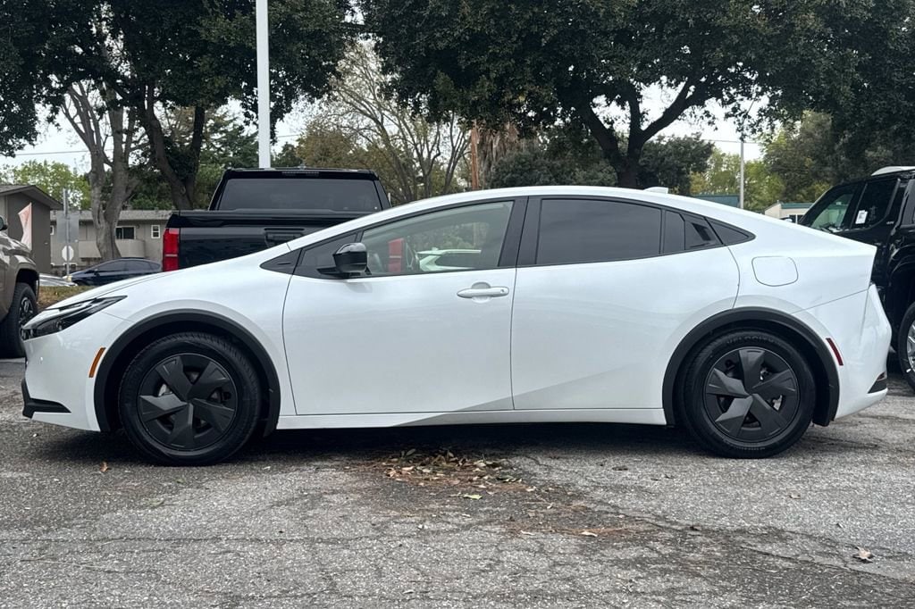 2025 Toyota Prius LE photo 5