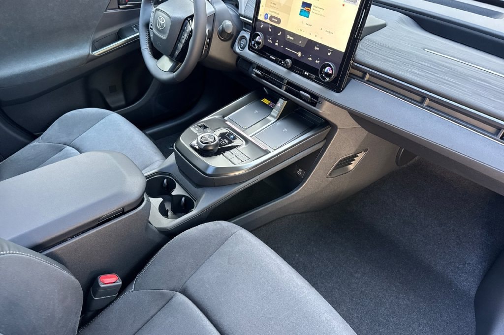 2026 Toyota C-HR XSE - Photo 13