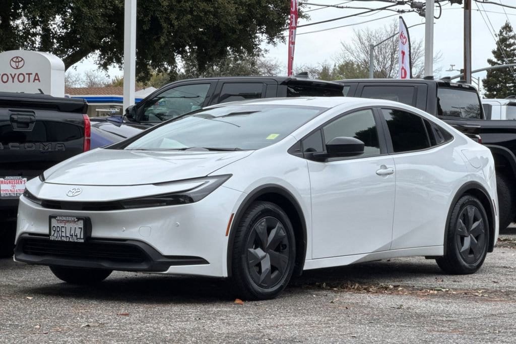 2025 Toyota Prius LE photo 6