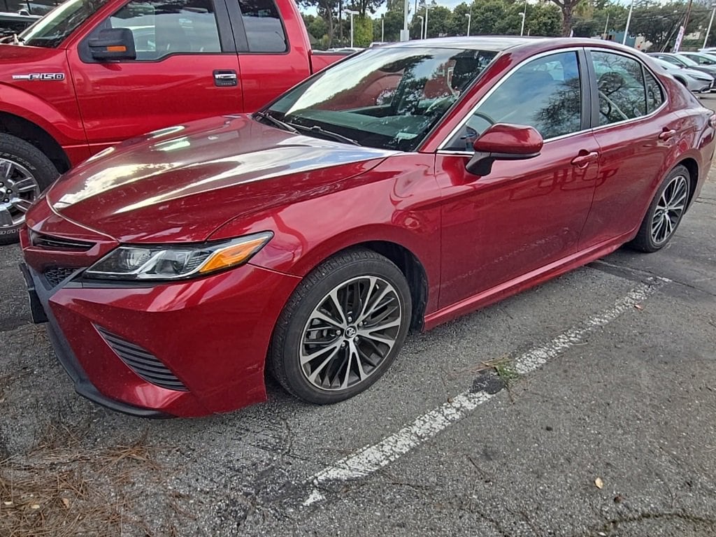 2018 Toyota Camry SE's photo