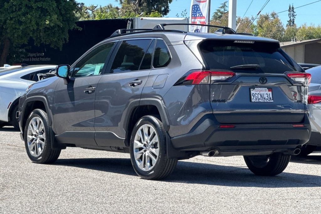2023 Toyota RAV4 XLE Premium photo 4