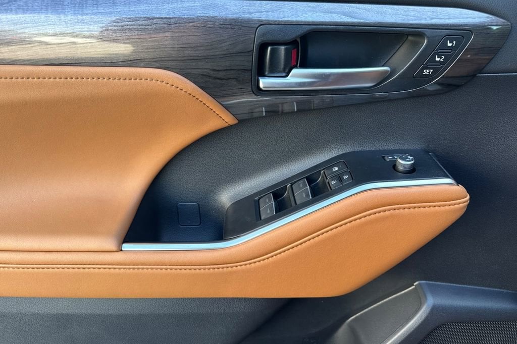 2026 Toyota Highlander Hybrid Platinum photo 3