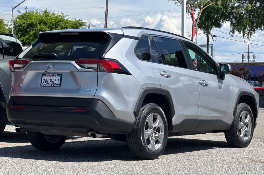 2022 Toyota RAV4 XLE photo 2