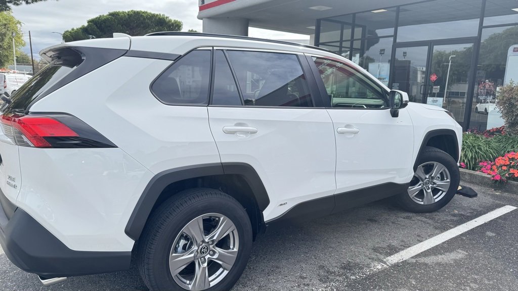 2024 Toyota RAV4 Hybrid XLE photo 2