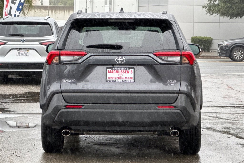2024 Toyota RAV4 XLE photo 3