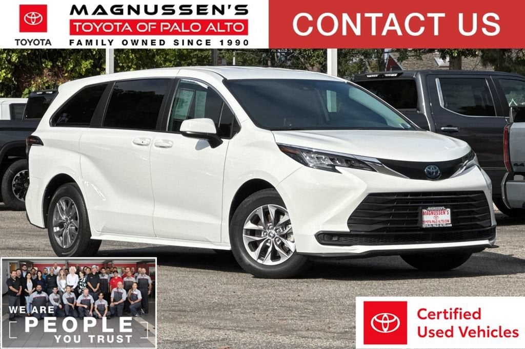 White 2023 Toyota Sienna Minivan Front-Wheel Drive Continuously Variable Transmission