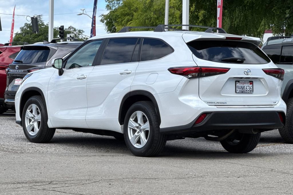 2023 Toyota Highlander LE photo 4