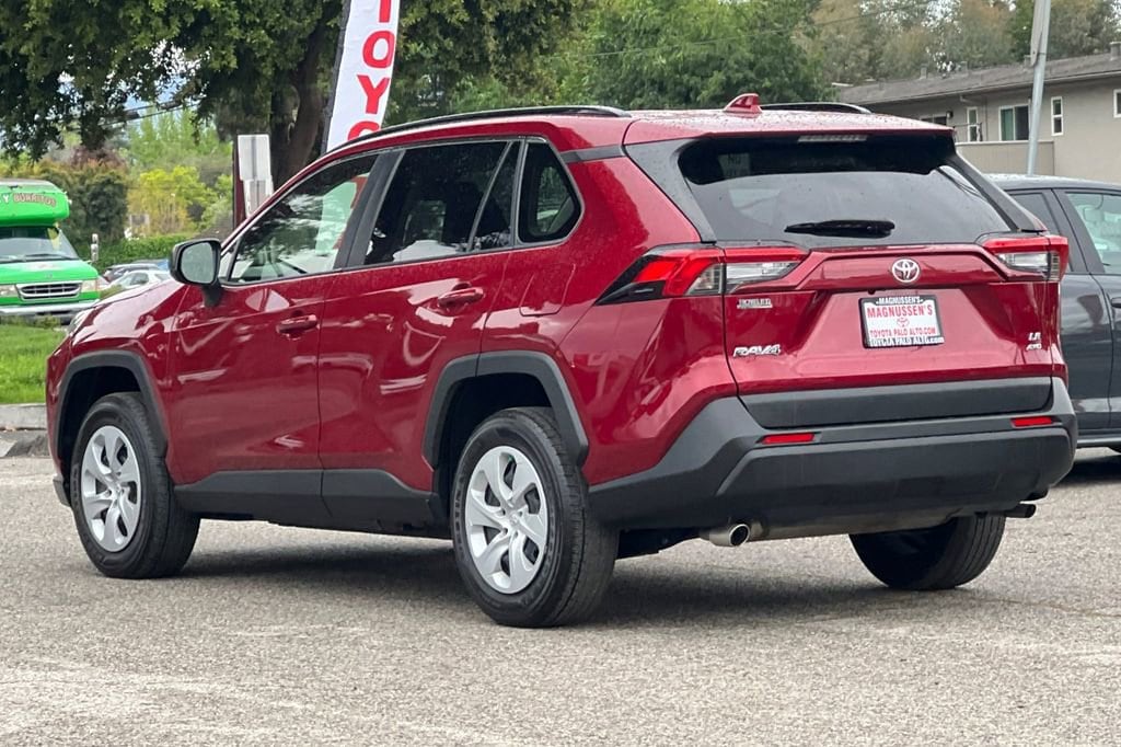 2021 Toyota RAV4 LE photo 4