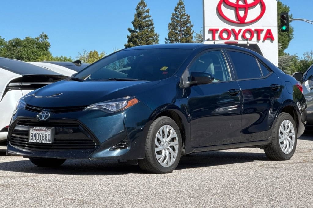 2017 Toyota Corolla LE photo 6