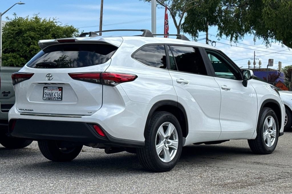 2023 Toyota Highlander LE photo 2