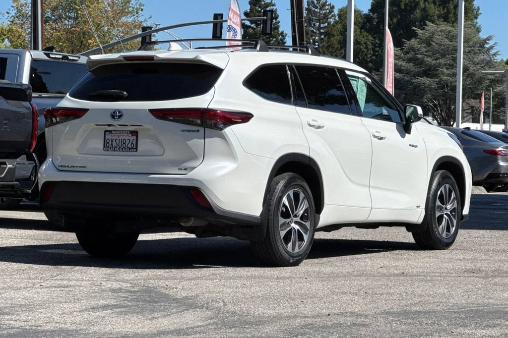 Used 2021 Toyota Highlander Hybrid XLE Sport Utility
