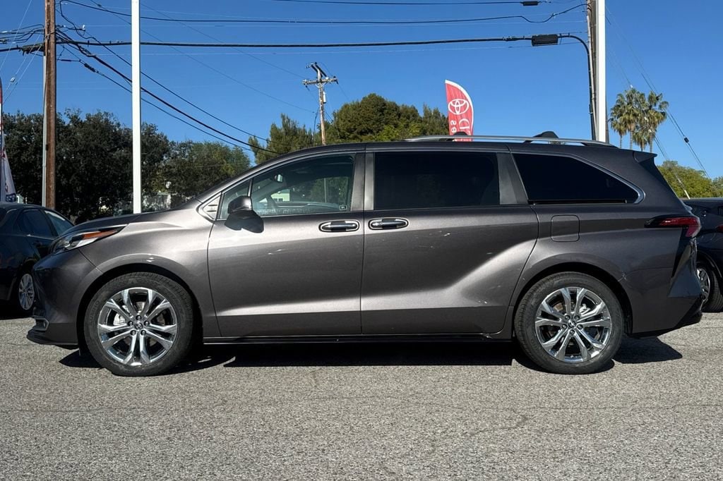2023 Toyota Sienna Platinum photo 5