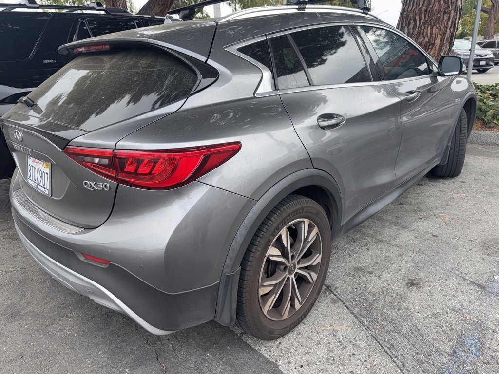 2017 Infiniti QX30 Premium photo 2