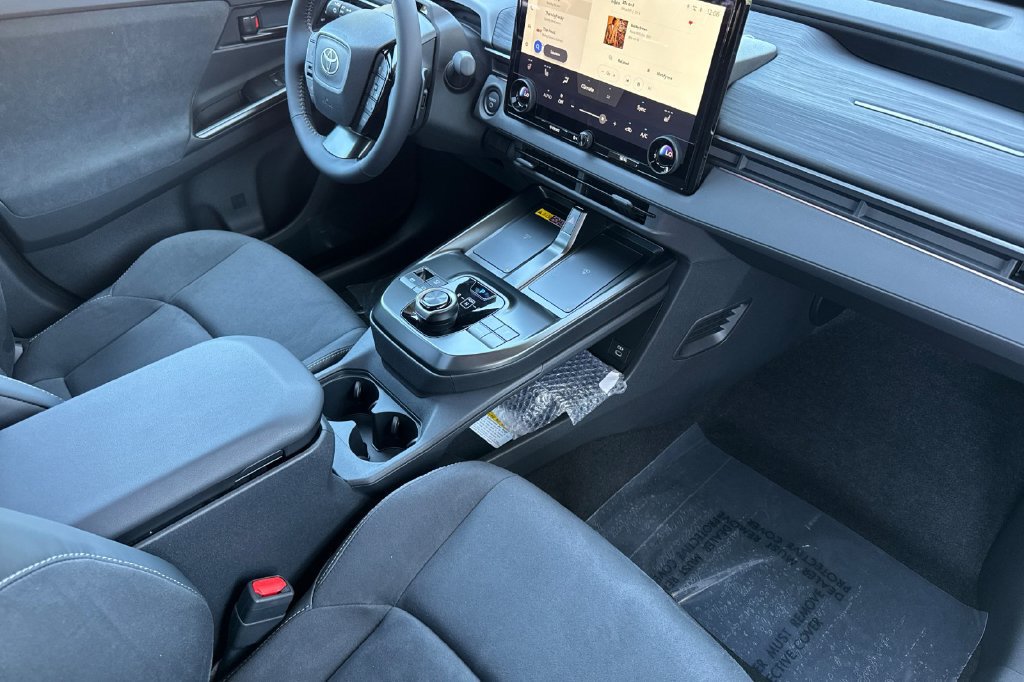 2026 Toyota C-HR XSE - Photo 13