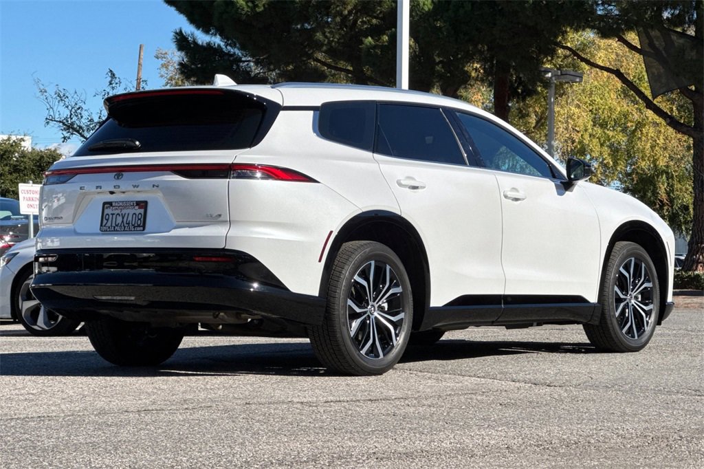 2025 Toyota Crown Signia XLE photo 3