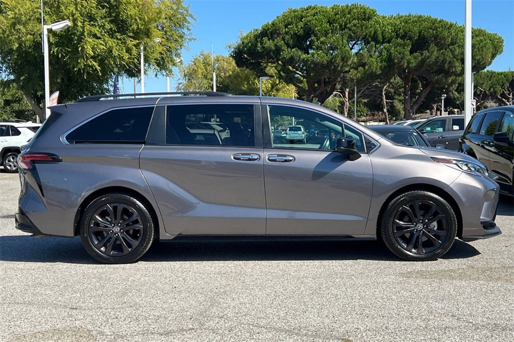 2022 Toyota Sienna XSE photo 3