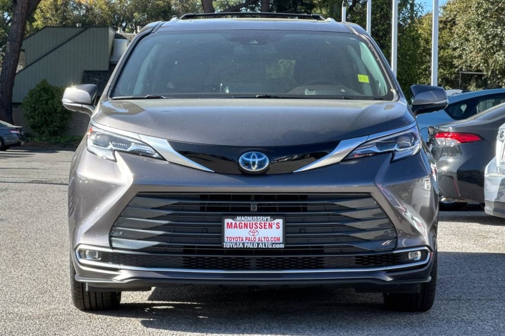 2023 Toyota Sienna Platinum photo 3