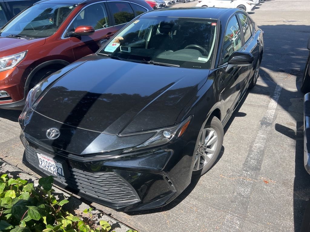 2025 Toyota Camry LE Hybrid's photo