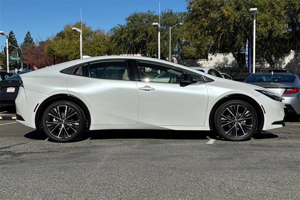 2023 Toyota Prius XLE photo 2