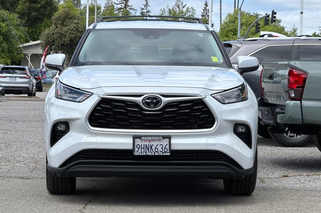 2023 Toyota Highlander LE photo 3