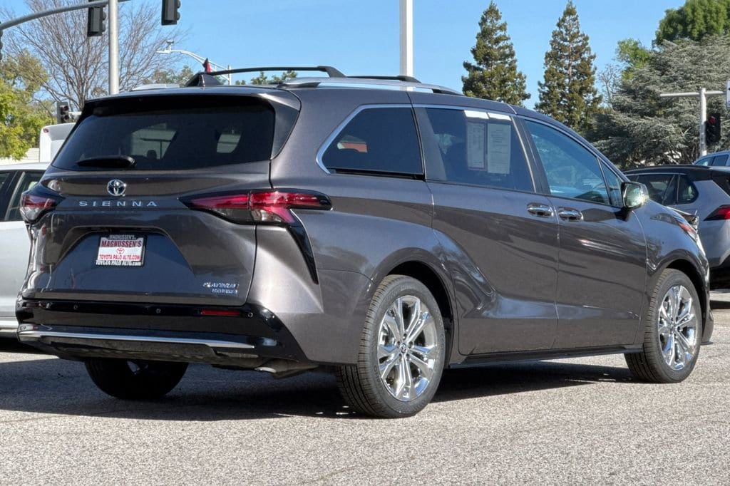 2023 Toyota Sienna Platinum photo 2