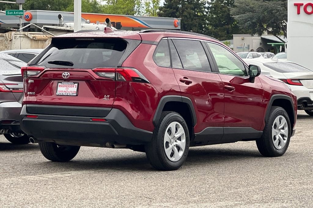2021 Toyota RAV4 LE photo 2