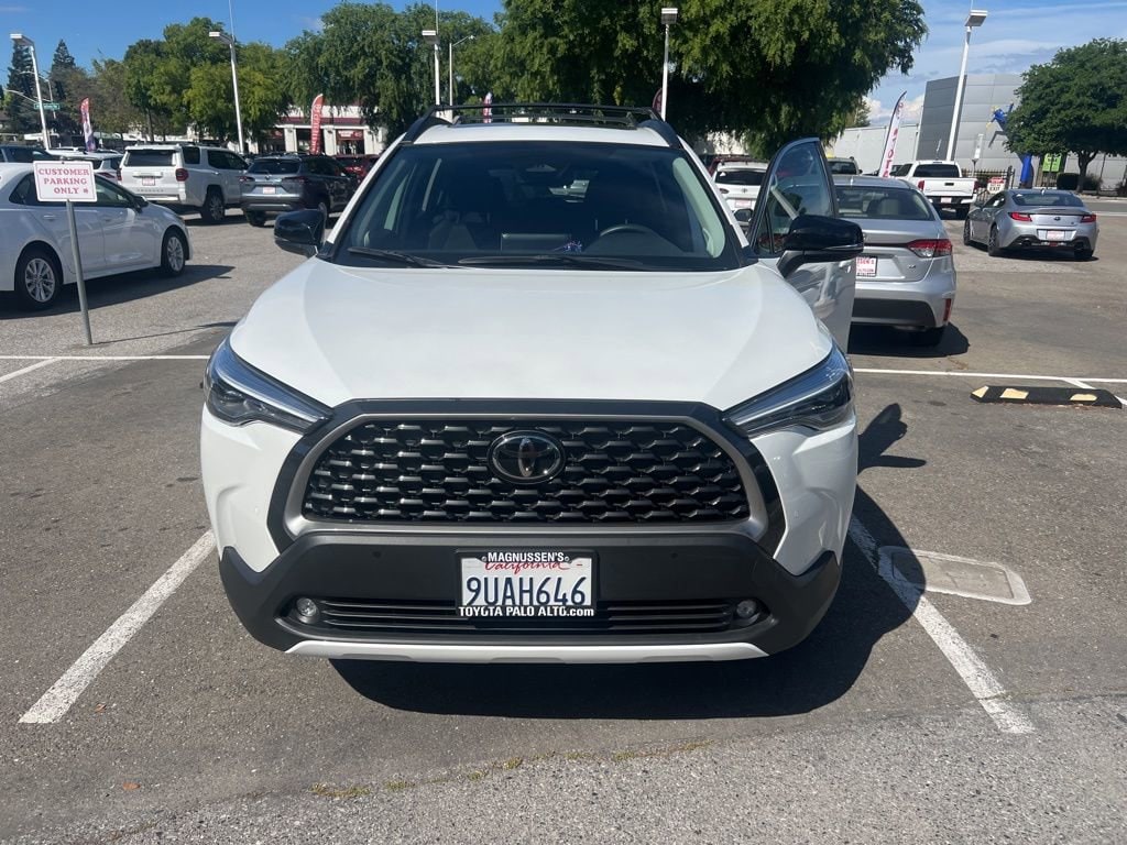 2025 Toyota Corolla Cross XLE photo 3