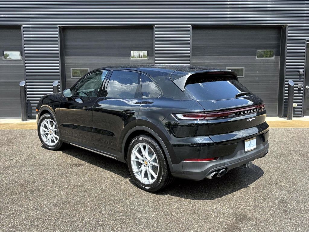 2024 Porsche Cayenne photo 3