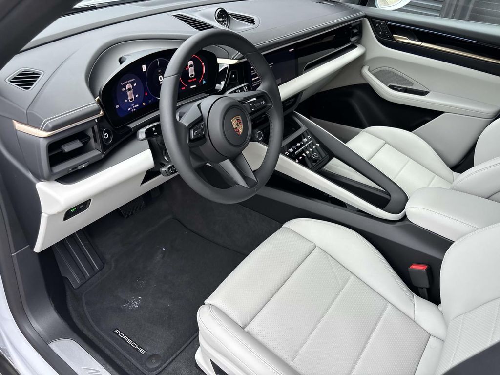2025 Porsche Macan Electric 4 photo 4