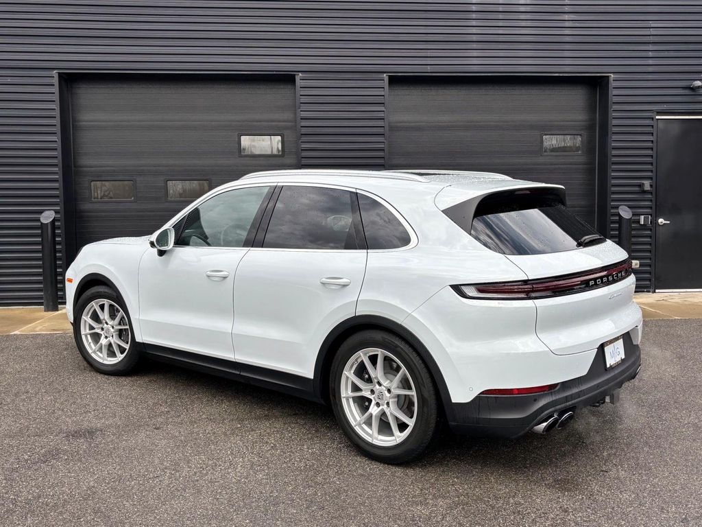 2024 Porsche Cayenne photo 3