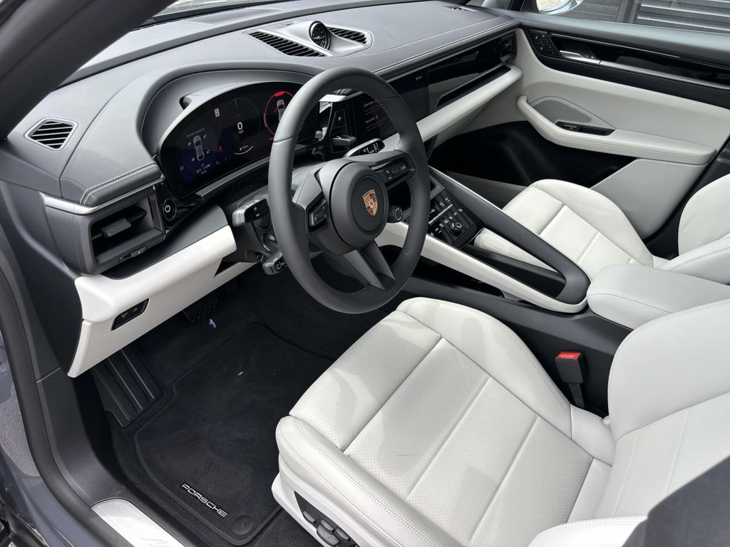 2025 Porsche Macan Electric 4 photo 4
