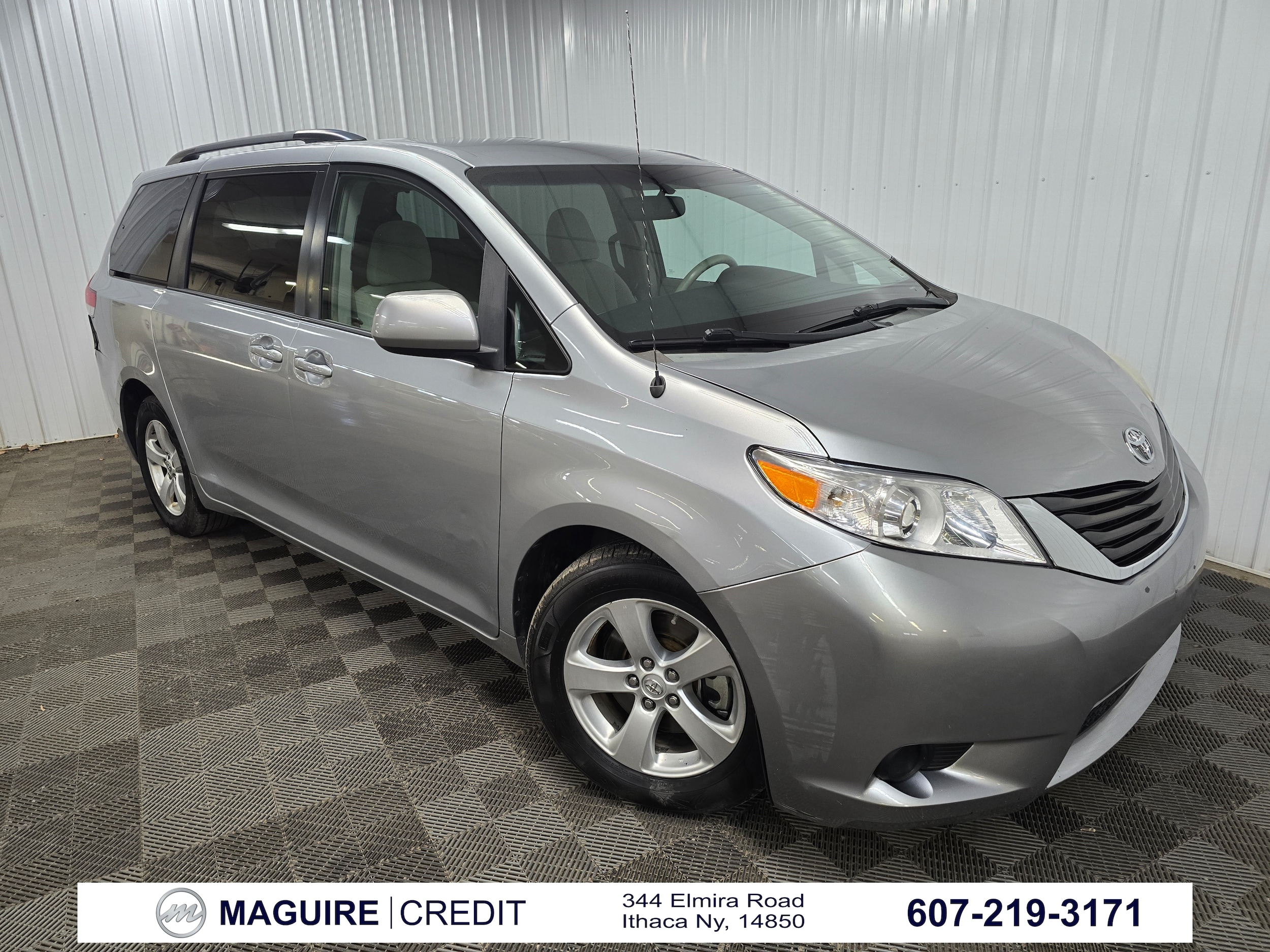 2014 Toyota Sienna LE's photo