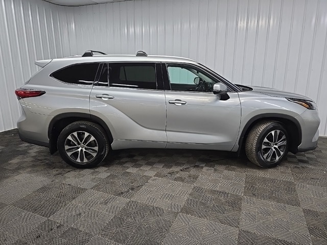 Used 2022 Toyota Highlander XLE with VIN 5TDGZRBH1NS566166 for sale in Ithaca, NY