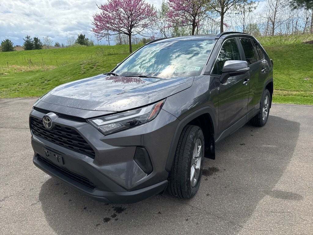 2022 Toyota RAV4 XLE photo 2