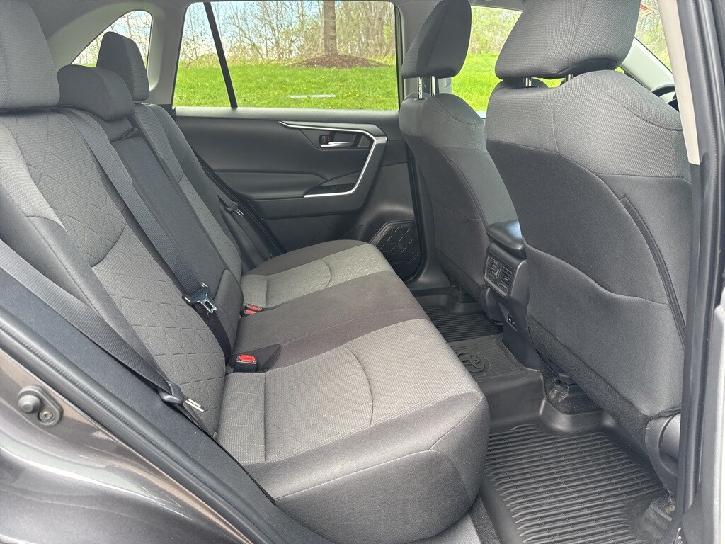 2022 Toyota RAV4 XLE photo 3