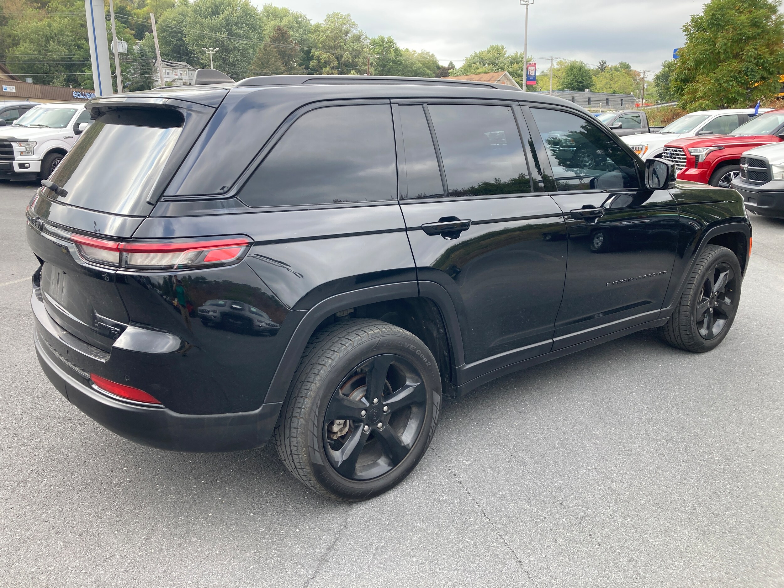 2023 Jeep Grand Cherokee Limited photo 2