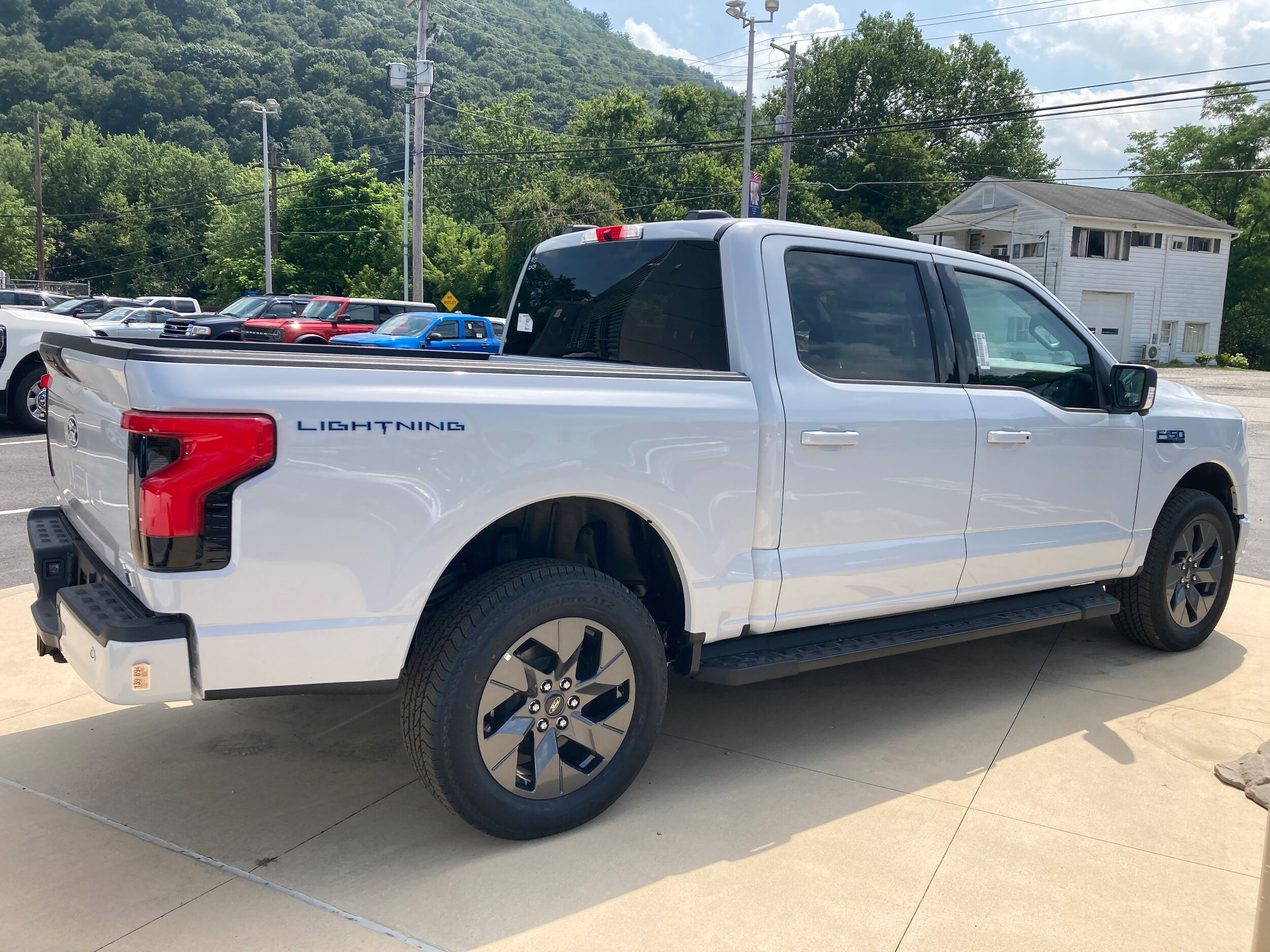 2025 Ford F-150 Lightning photo 2