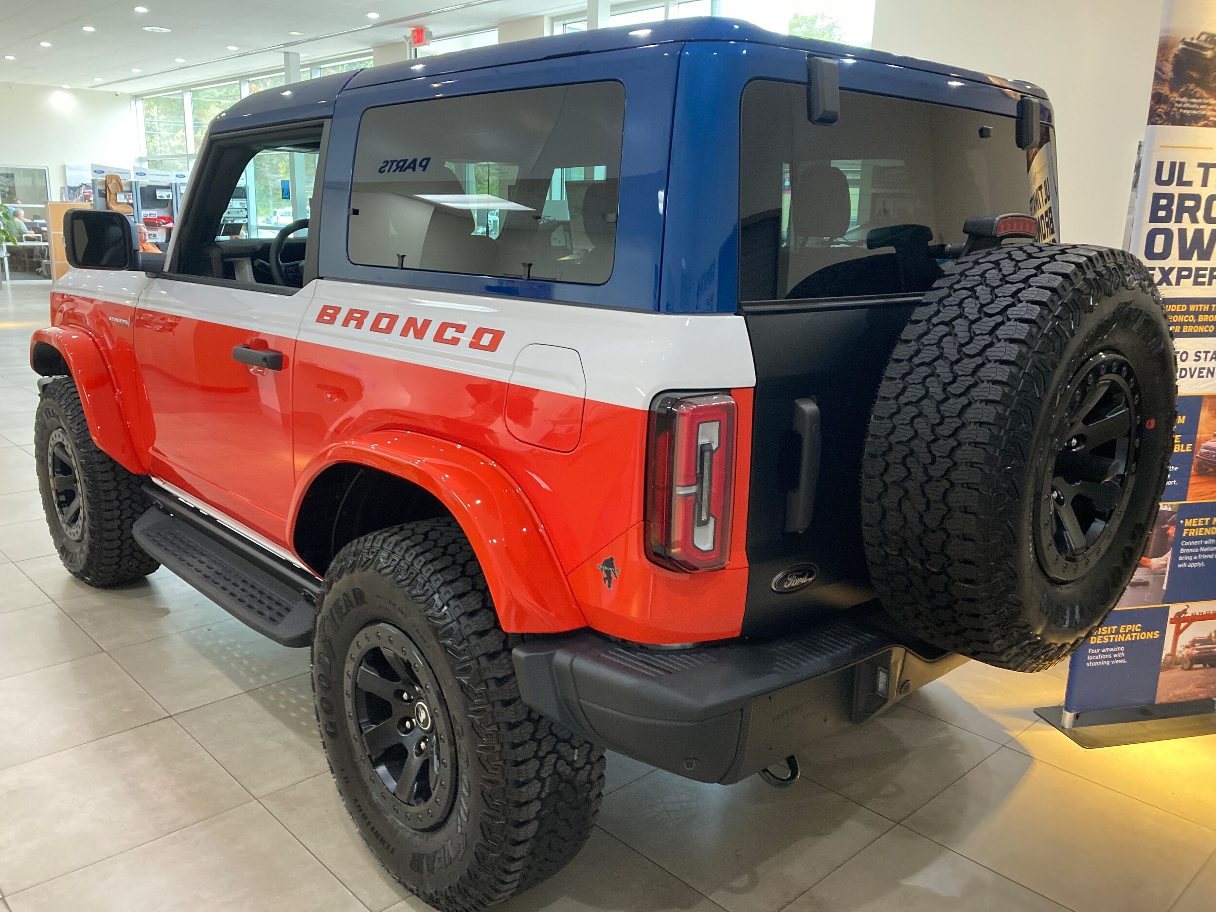 2025 Ford Bronco First Edition photo 2