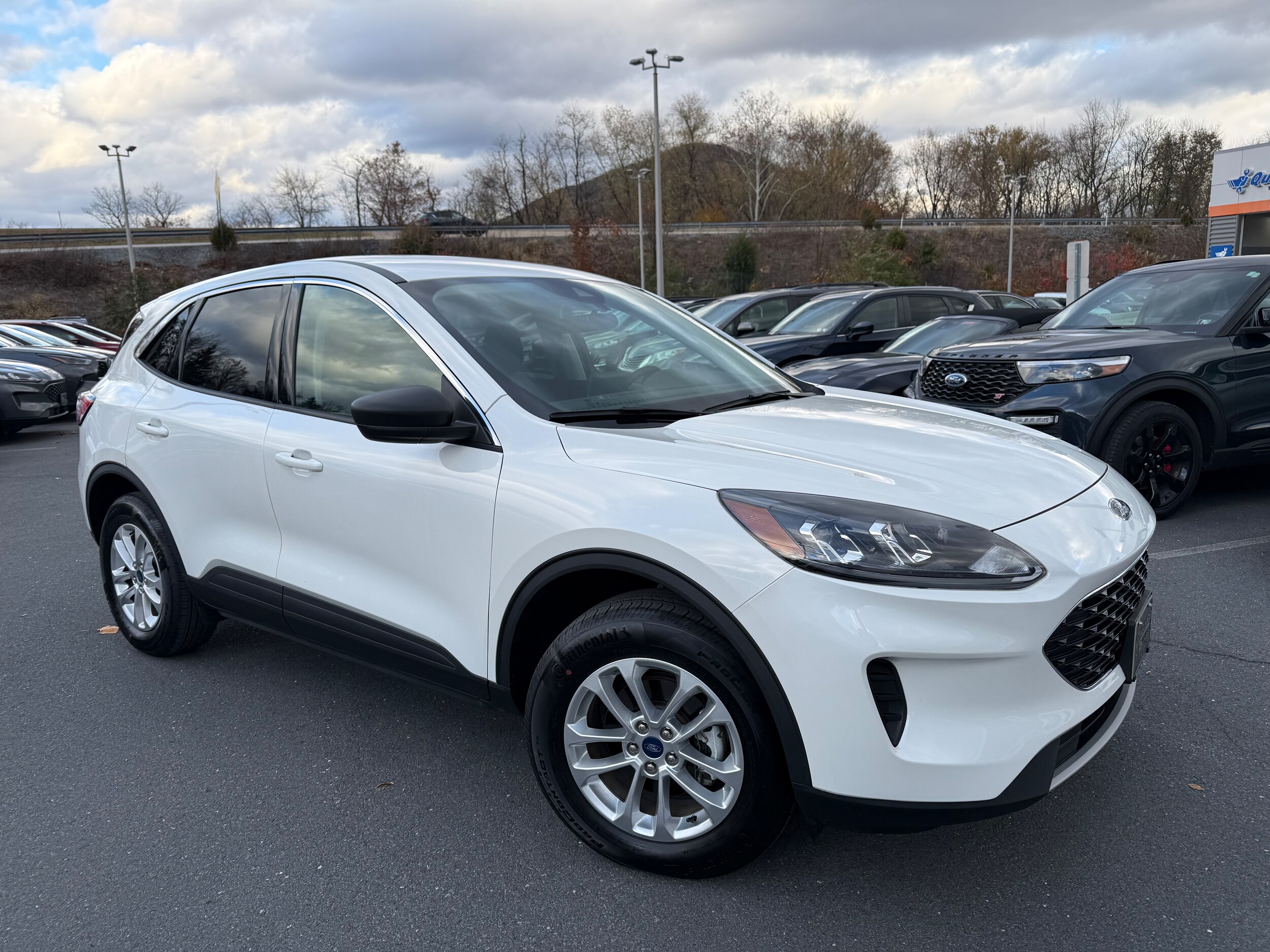 2022 Ford Escape SE photo 3