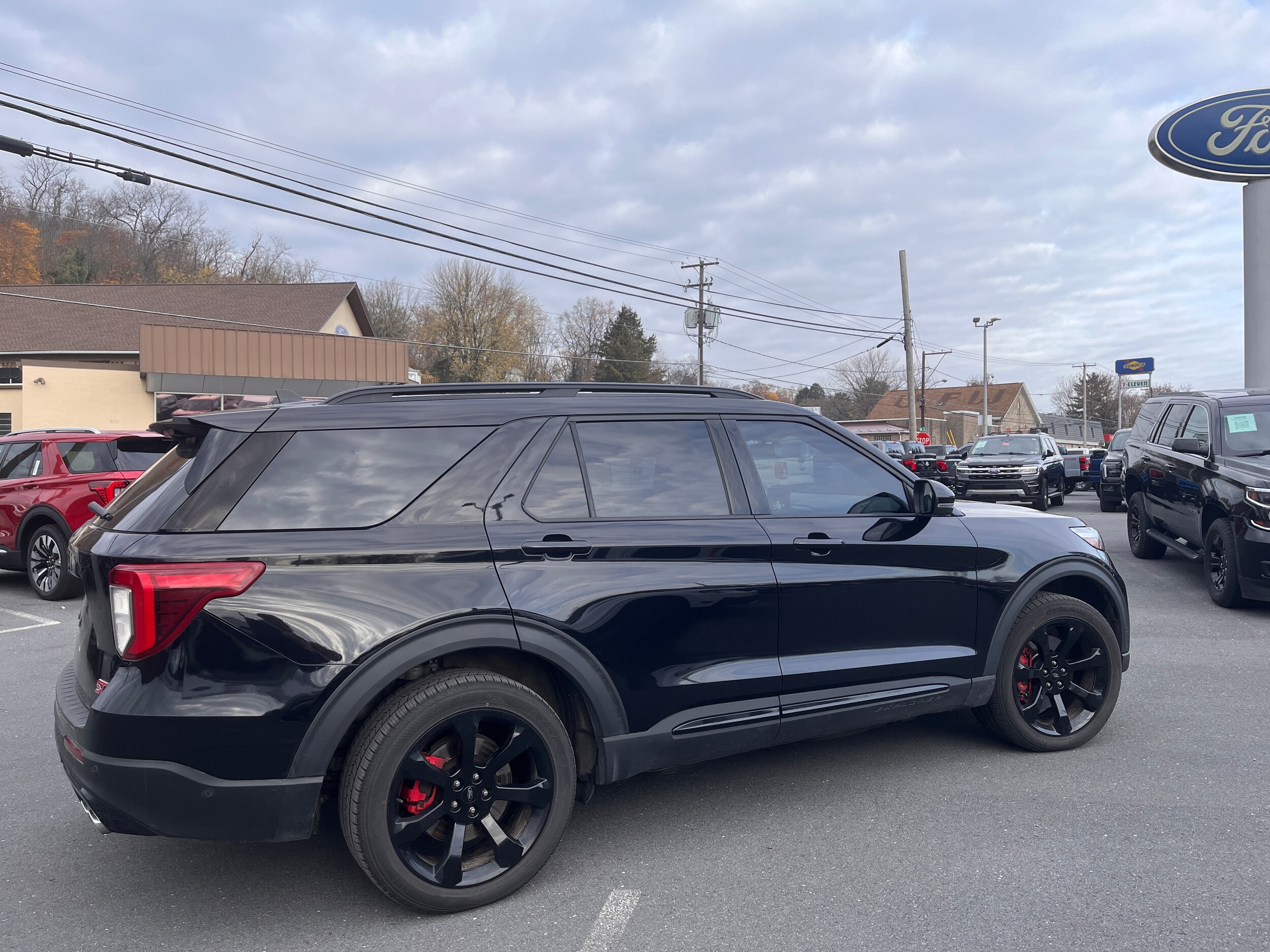 2021 Ford Explorer ST photo 2
