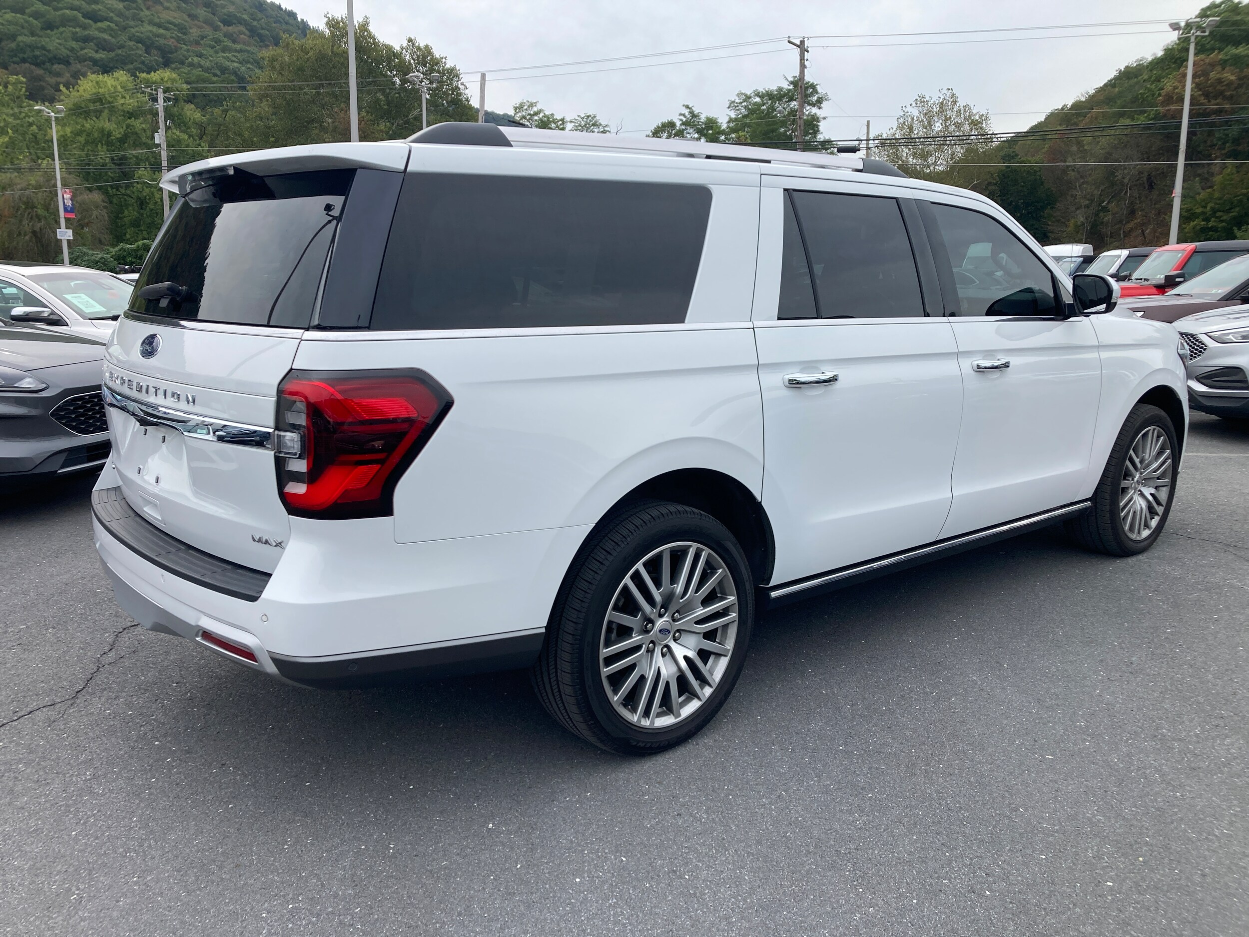 2022 Ford Expedition MAX Limited photo 3
