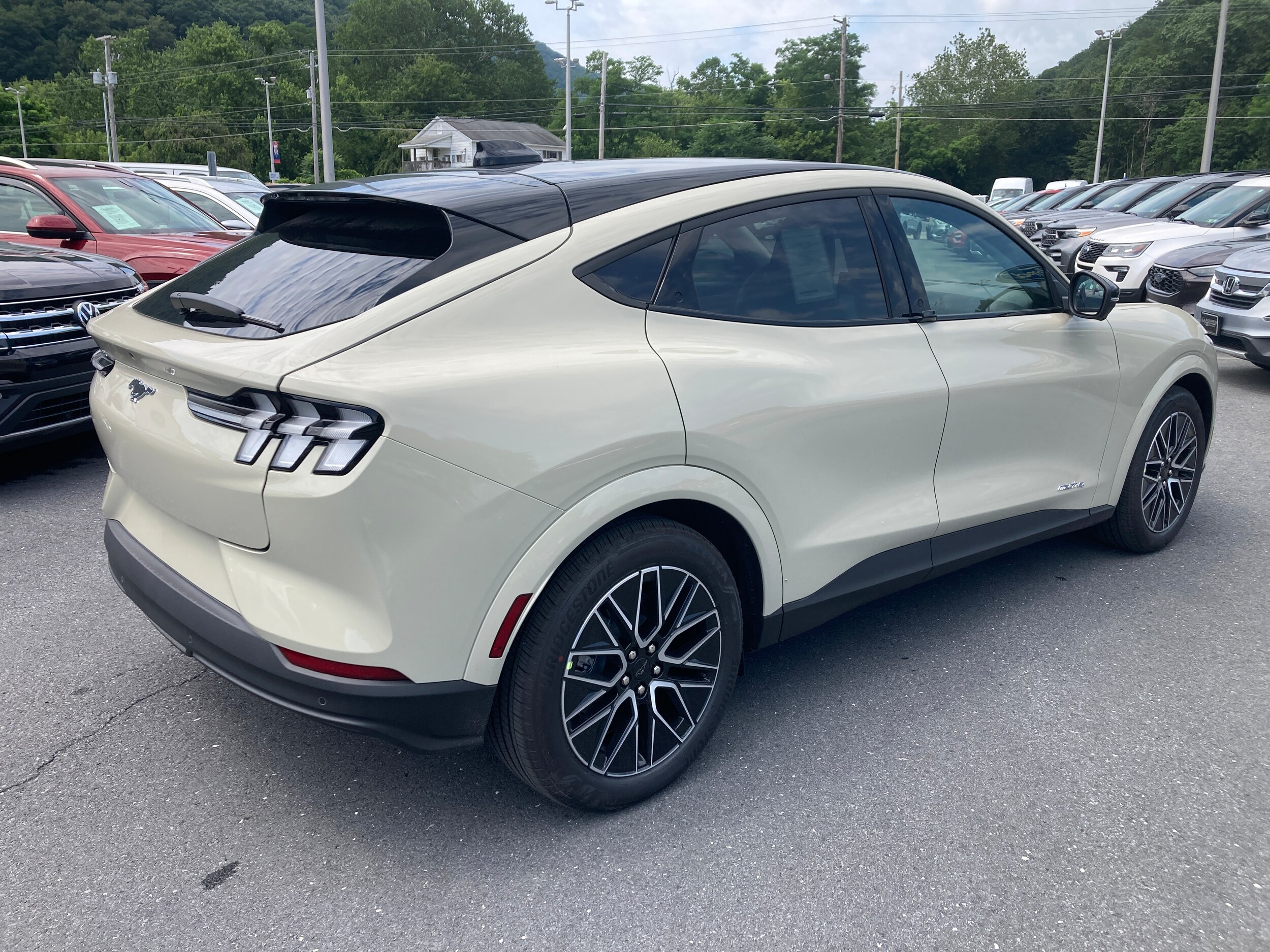 2025 Ford Mustang Mach-E Premium photo 4