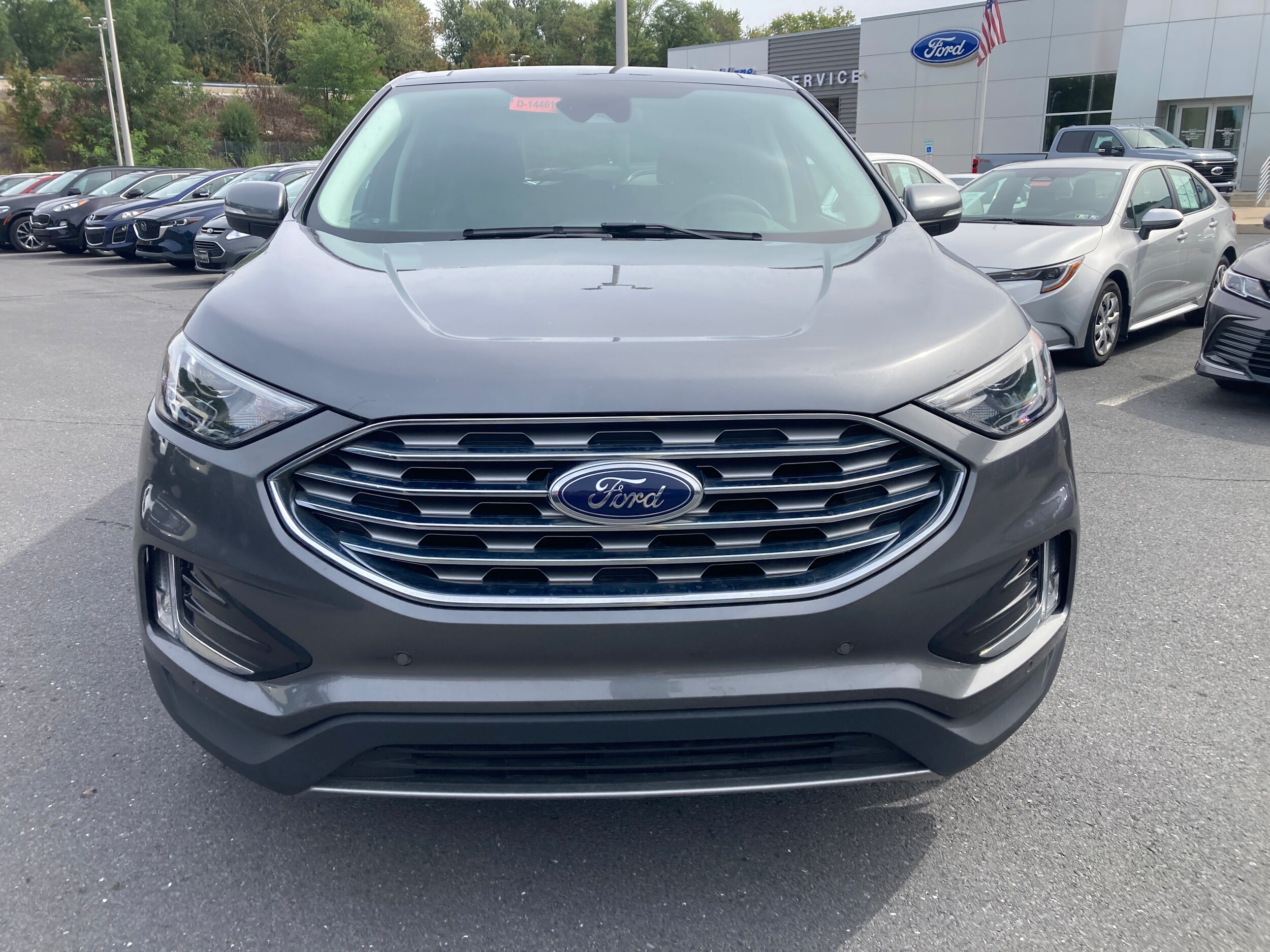 2022 Ford Edge Titanium photo 2