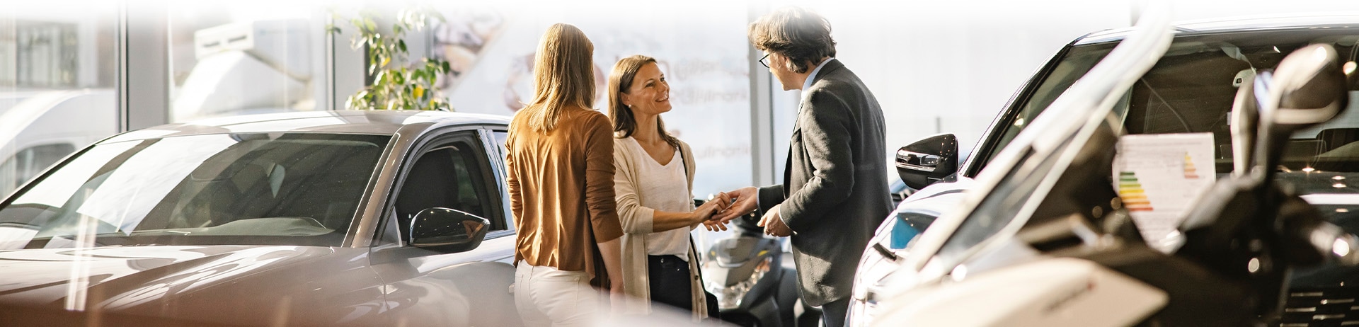 Maguire's Ford Duncannon Salesperson shaking hands with a customer