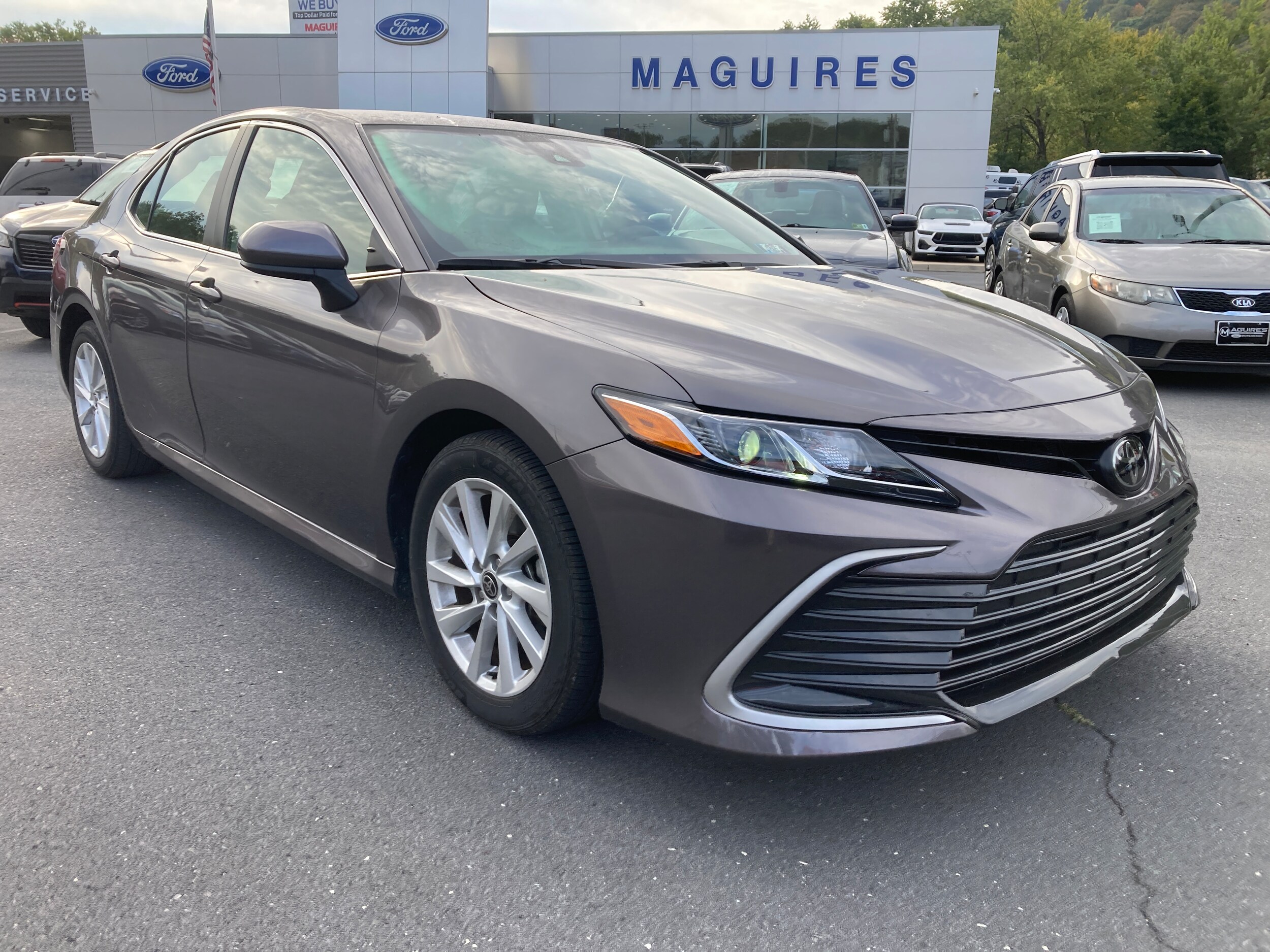 2023 Toyota Camry LE photo 3
