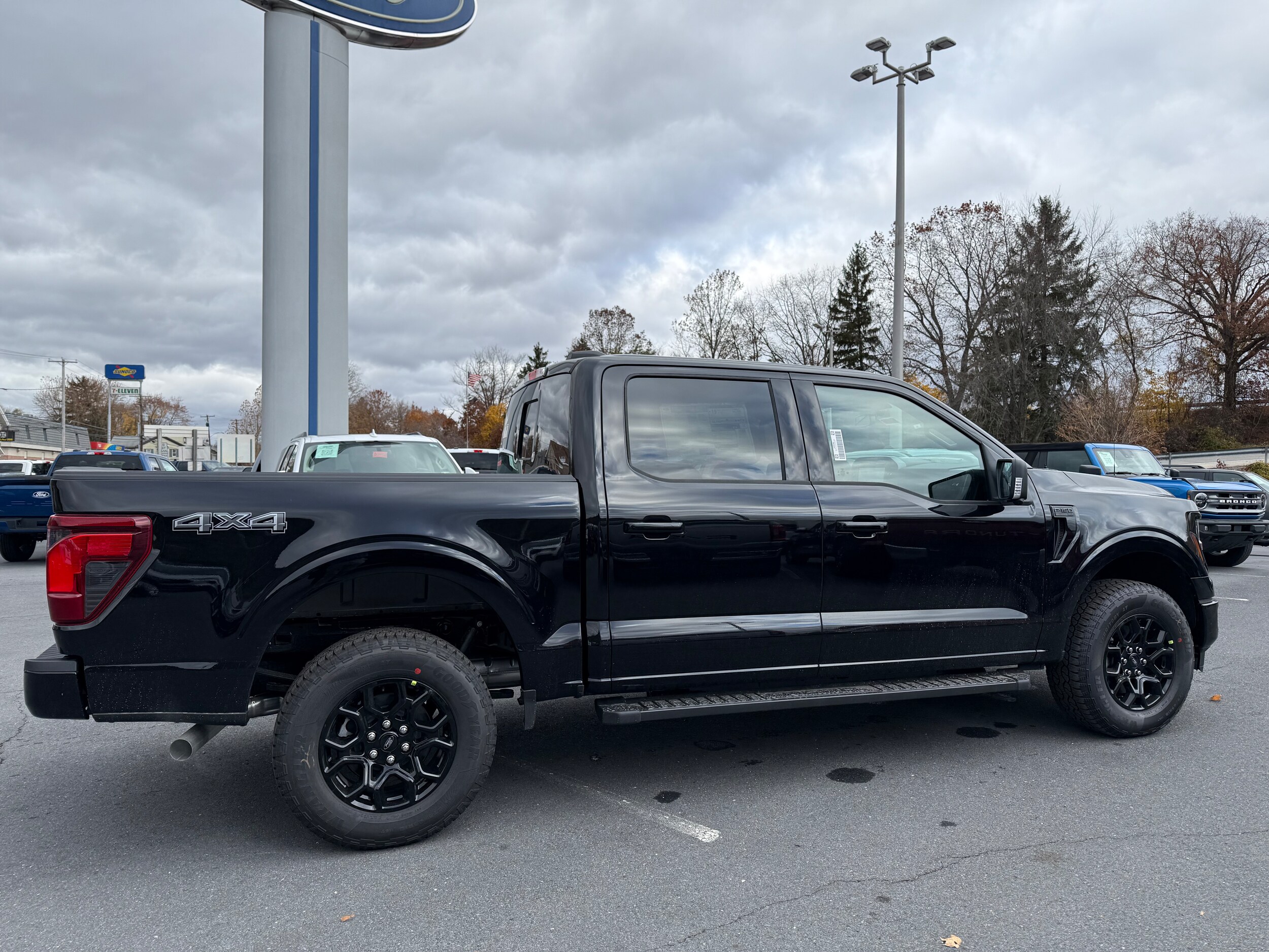 2025 Ford F-150 XLT photo 2
