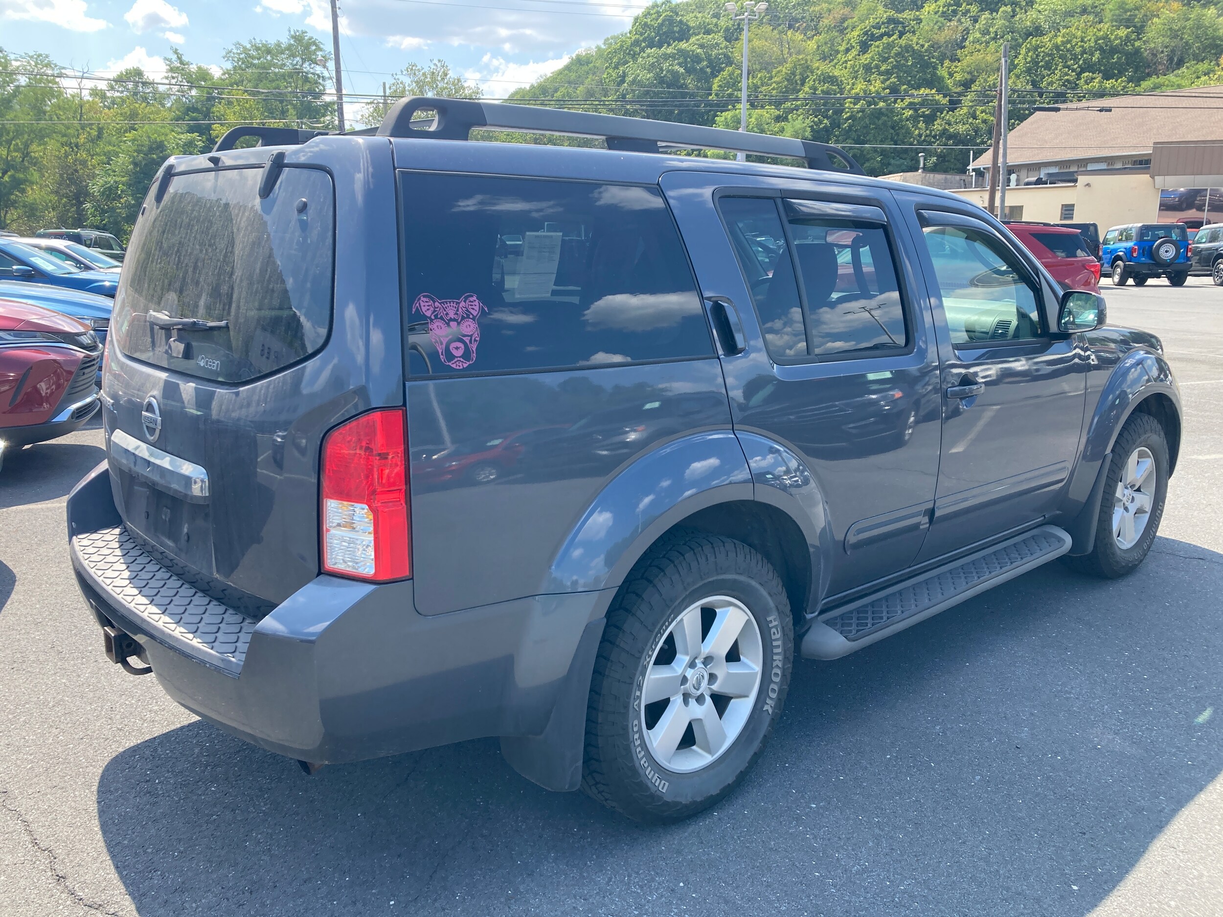2011 Nissan Pathfinder SV photo 4