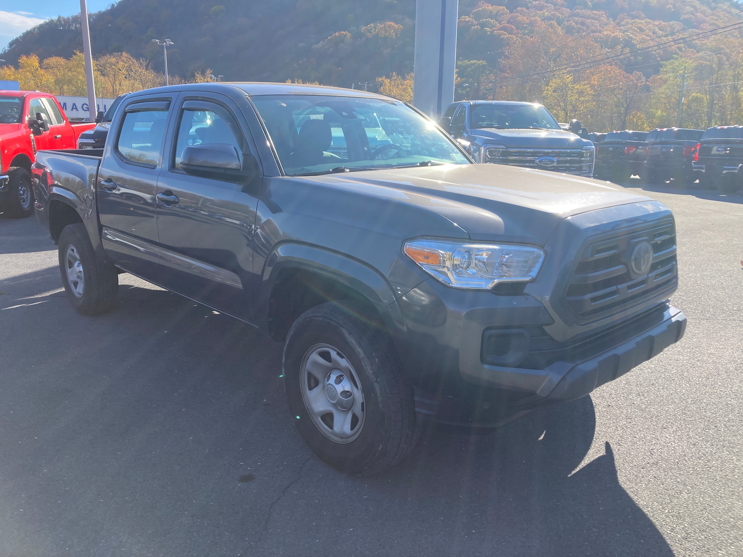 2018 Toyota Tacoma SR5 photo 2