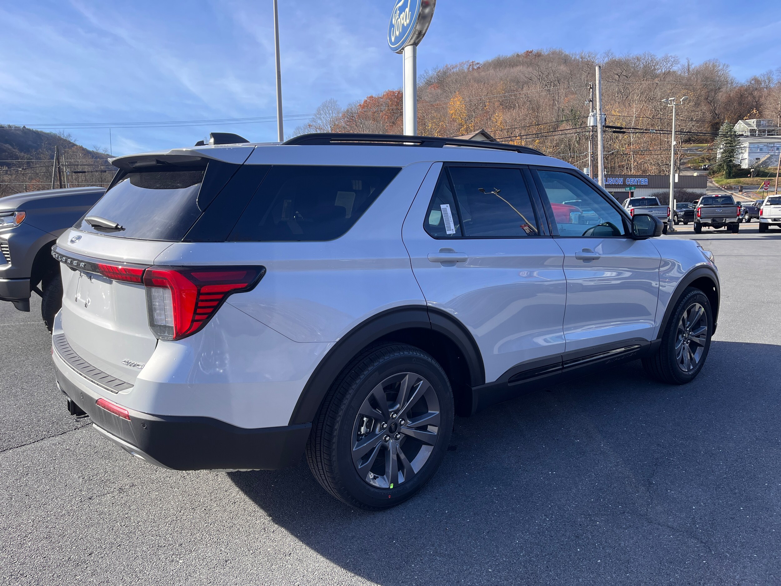 2026 Ford Explorer photo 3